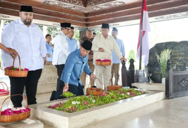 You are currently viewing Dampingi Prabowo Ziarah Makam Bung Karno di Blitar, AHY: Generasi Muda Siap Teruskan Perjuangan