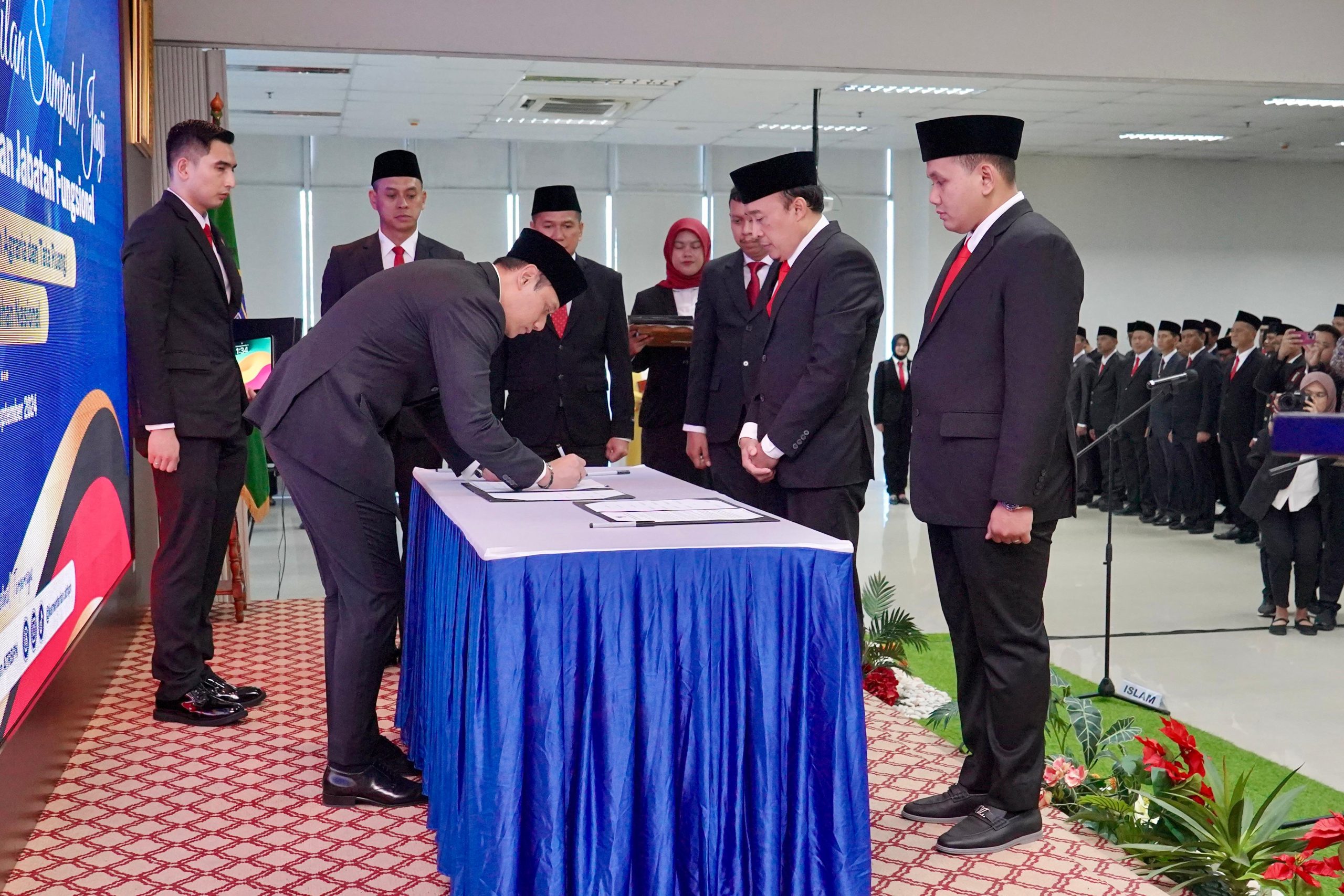 You are currently viewing Lantik 327 Pejabat Kementerian ATR/BPN, Menteri AHY Harapkan Pejabat yang Dilantik Berikan Dampak Terbaik bagi Institusi dan Masyarakat